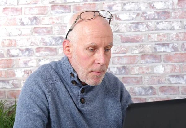 Portret przystojny mężczyzna dojrzały komputera przenośnego — Zdjęcie stockowe