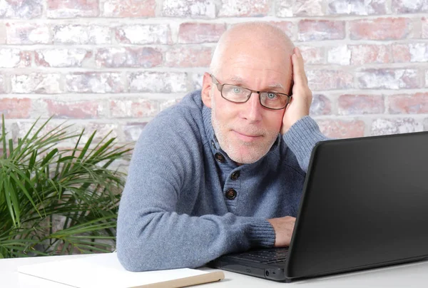 Portrait d'un bel homme mature utilisant un ordinateur portable — Photo