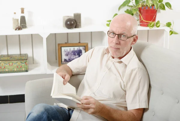 Schöner reifer Mann liest ein Buch — Stockfoto