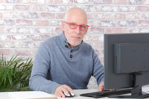 Retrato de un hombre maduro guapo usando computadora — Foto de Stock