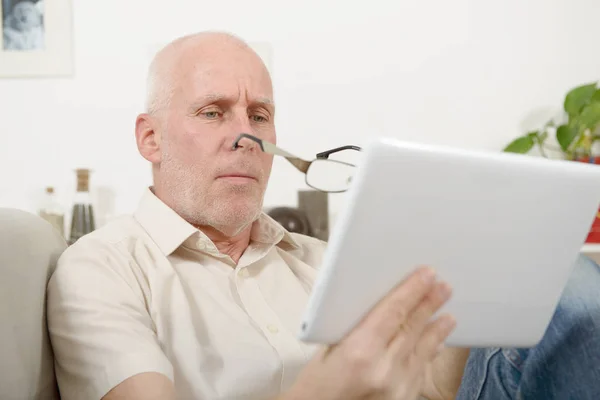 Knappe volwassen man met behulp van Tablet PC — Stockfoto