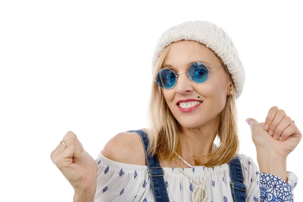 Mooie blonde vrouw met blauwe zonnebril en hoed van de winter — Stockfoto