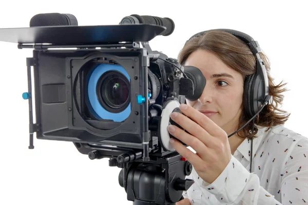 Bela jovem mulher com câmera de vídeo DSLR — Fotografia de Stock