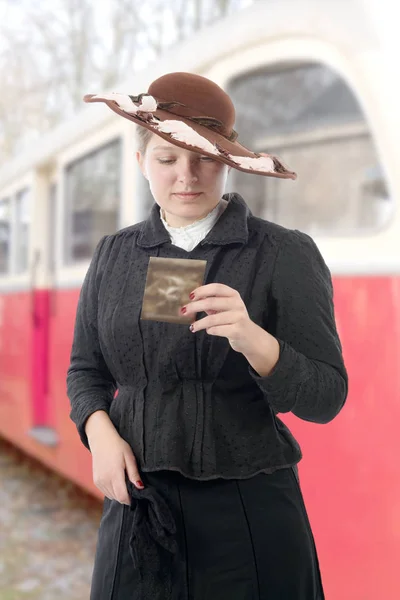 Mulher em traje vintage 1900, fundo do trem velho — Fotografia de Stock