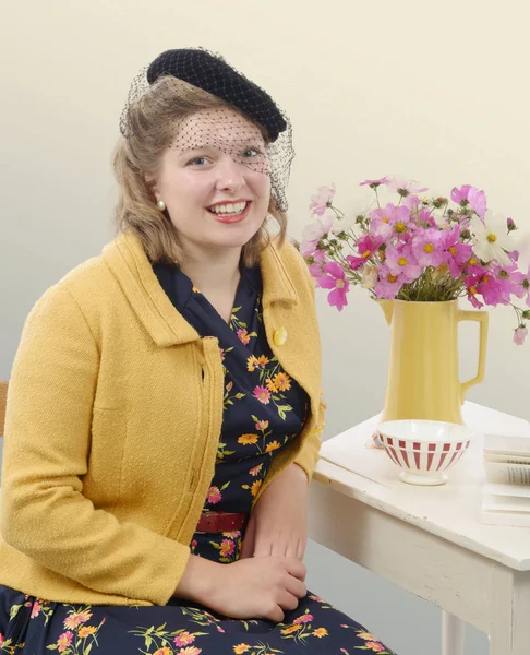 Belle femme avec des vêtements vintage — Photo