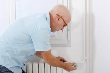 Olgun adam radyatör sıcaklığı değiştirme