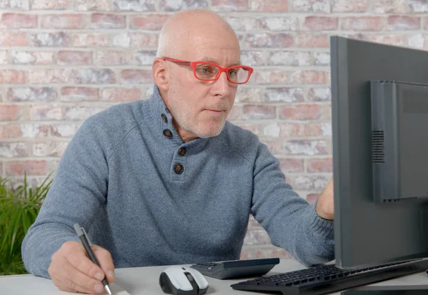 Portrett av en kjekk, moden mann med datamaskin – stockfoto