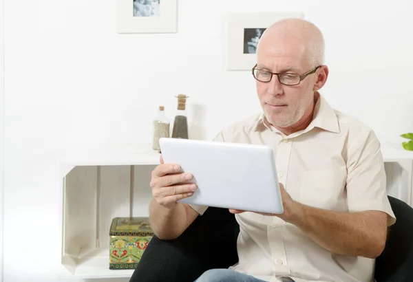 Handsome mature man using tablet — Stock Photo, Image
