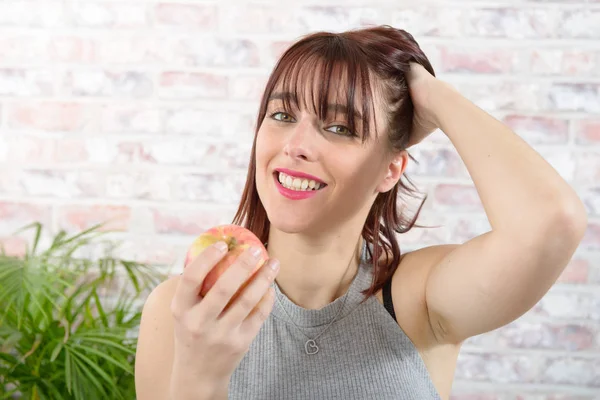 Güzel bir kız bir elma yiyor. — Stok fotoğraf