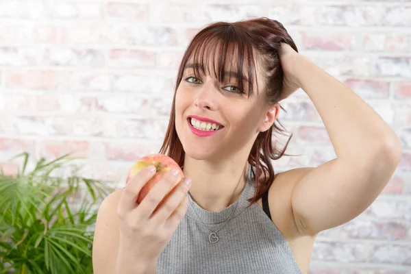 Chica bonita come una manzana — Foto de Stock