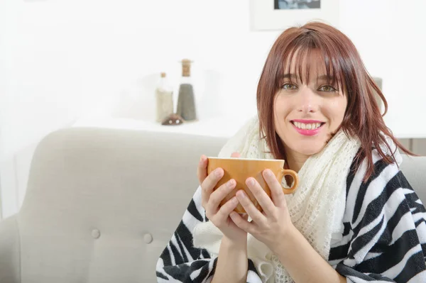 Giovane donna con una tazza di tè — Foto Stock