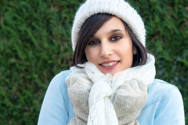 Portrét hezká mladá brunetka s zimní čepice — Stock fotografie