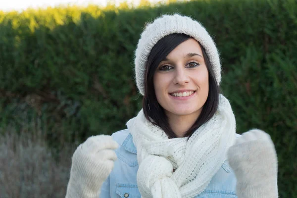 Retrato de una guapa joven morena con sombrero de invierno — Foto de Stock