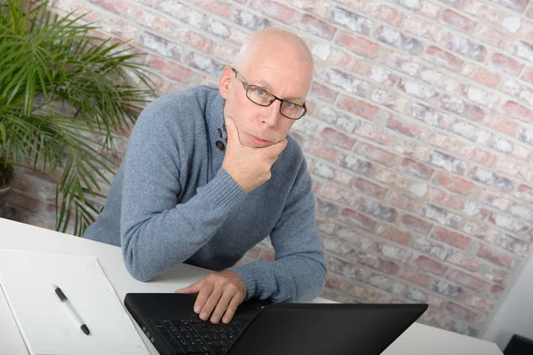 Volwassen zakenman met behulp van laptop — Stockfoto