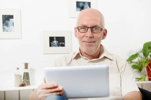 Handsome mature man using tablet — Stock Photo, Image