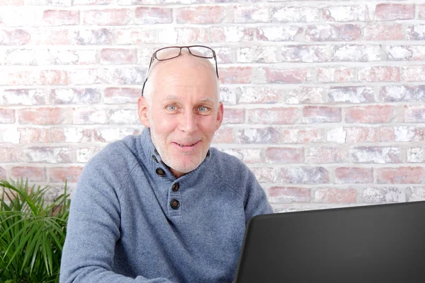 Πορτρέτο του ένα όμορφος ώριμο άνδρα που χρησιμοποιούν φορητό υπολογιστή — Φωτογραφία Αρχείου