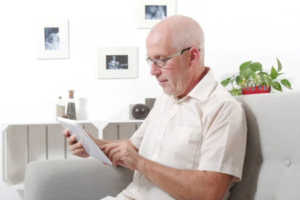 Handsome mature man using tablet — Stock Photo, Image