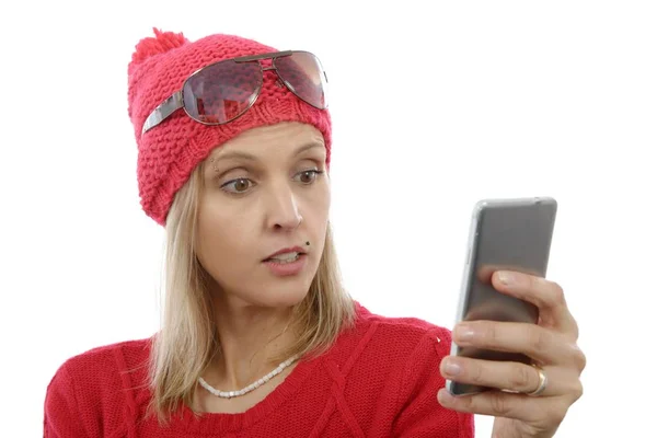 Mooie blonde vrouw met mobiele telefoon — Stockfoto