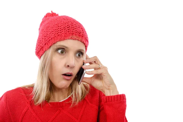 Hermosa joven rubia con una gorra roja, teléfono —  Fotos de Stock