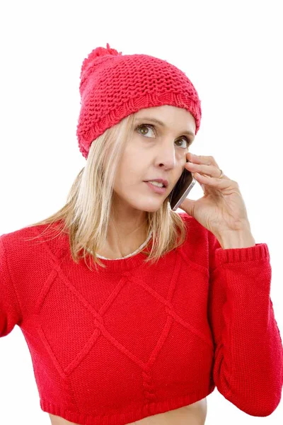 Mooie jonge blonde vrouw met een rode Pet, telefoon — Stockfoto