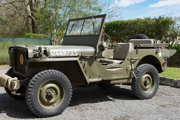 Viejo vehículo militar de tracción de cuatro ruedas —  Fotos de Stock