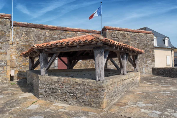 Vista del pueblo de Navarrenx en los Pirineos — Foto de Stock