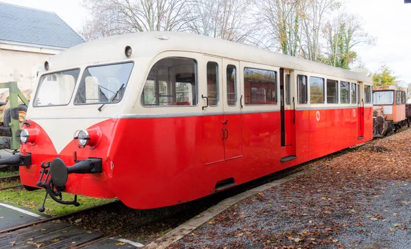 Küçük kırmızı ve beyaz Fransız tren — Stok fotoğraf
