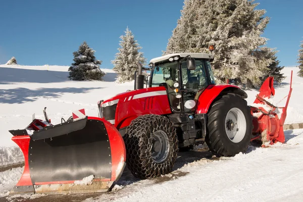 Tractor rojo para remover nieve — Foto de Stock