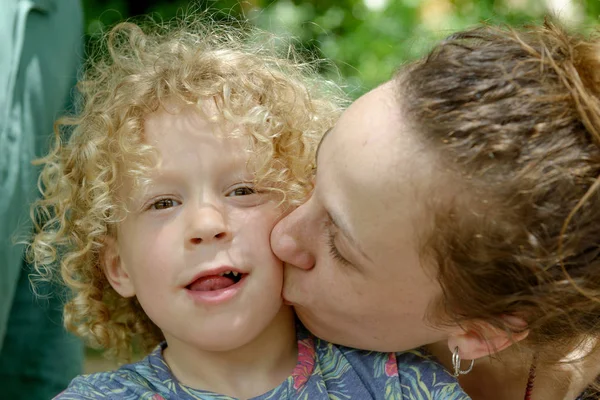 Мать целует своего маленького мальчика — стоковое фото