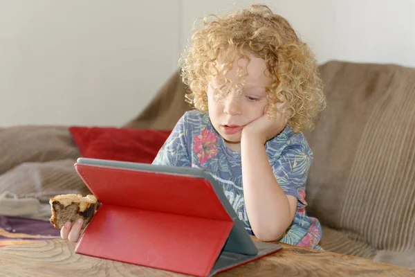 Pequeño rubio chico usando tableta ordenador —  Fotos de Stock