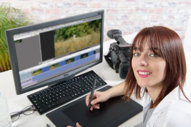 genç kadın Tasarımcısı video düzenleme için bilgisayar kullanarak