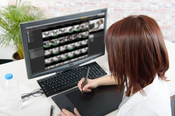 Joven diseñadora femenina usando ordenador para la edición de vídeo — Foto de Stock