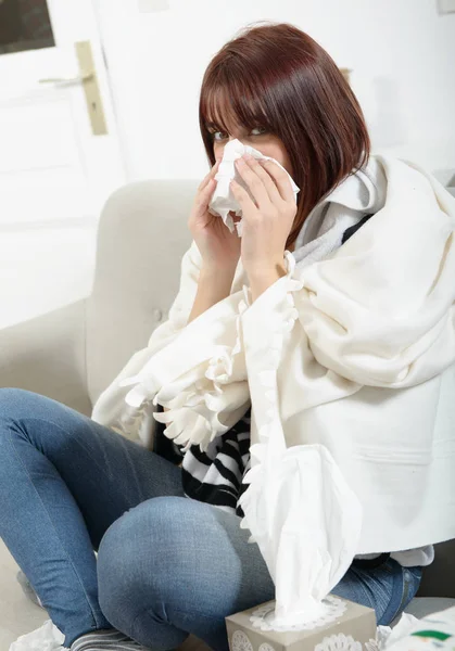 Joven mujer está sufriendo de un resfriado —  Fotos de Stock