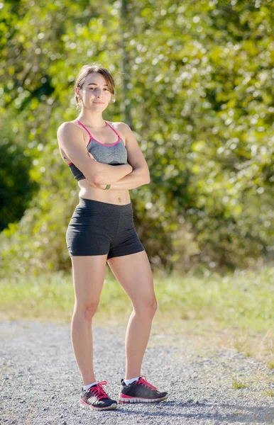 Joven mujer deportiva en el campo — Foto de Stock