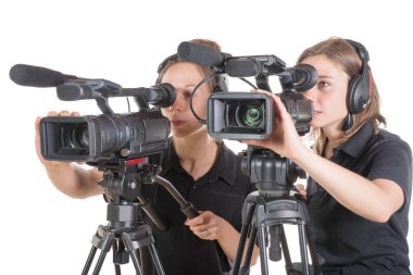 iki genç kadın video kameralar ile