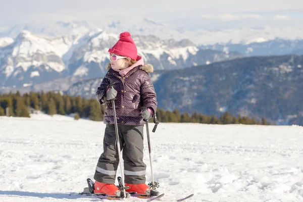 Glad liten flicka skidåkning slalom — Stockfoto