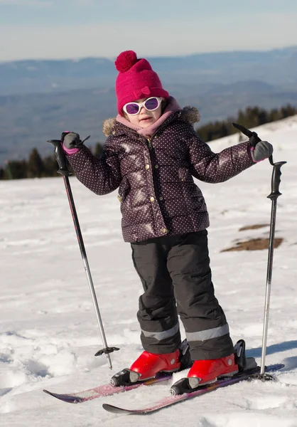 Šťastná holčička, sjezdové lyžování — Stock fotografie