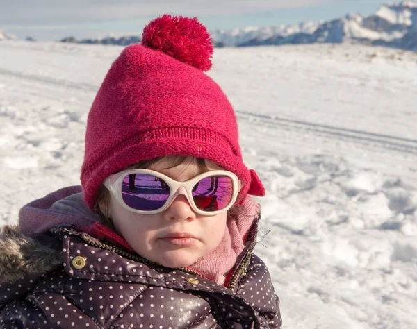 Porträtt av en liten flicka i snön — Stockfoto