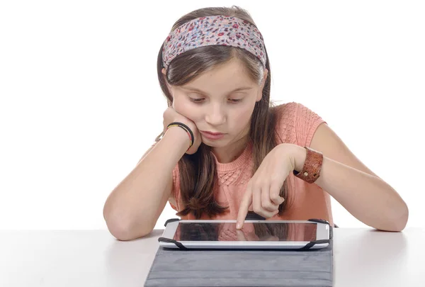 Schoolgirl met een digitale tablet — Stockfoto