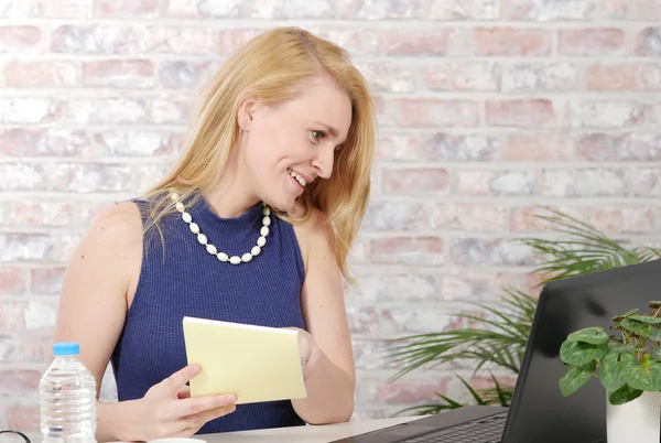 Hermosa mujer rubia de negocios con un suéter azul — Foto de Stock