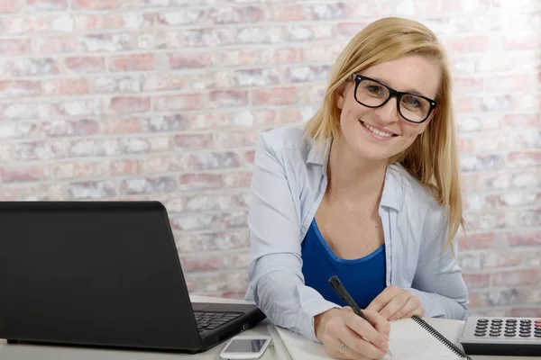 Mooie blonde zakenvrouw met een blauwe trui — Stockfoto