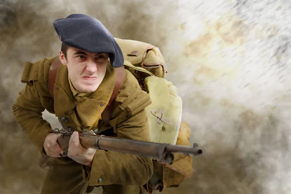 Soldado francés en uniforme de 1940, atacando —  Fotos de Stock