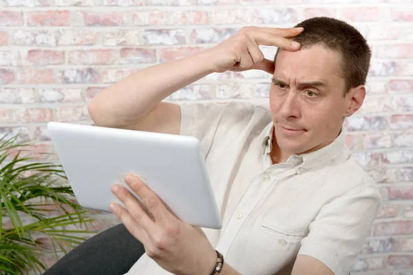 Przystojny mężczyzna przy użyciu komputera typu tablet — Zdjęcie stockowe