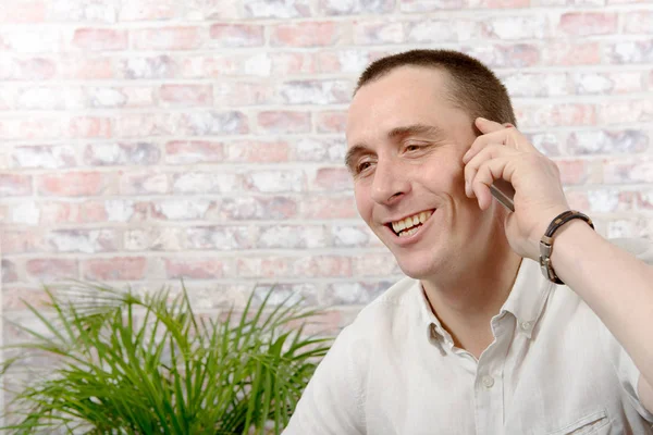 Schöner Mann mit Smartphone — Stockfoto