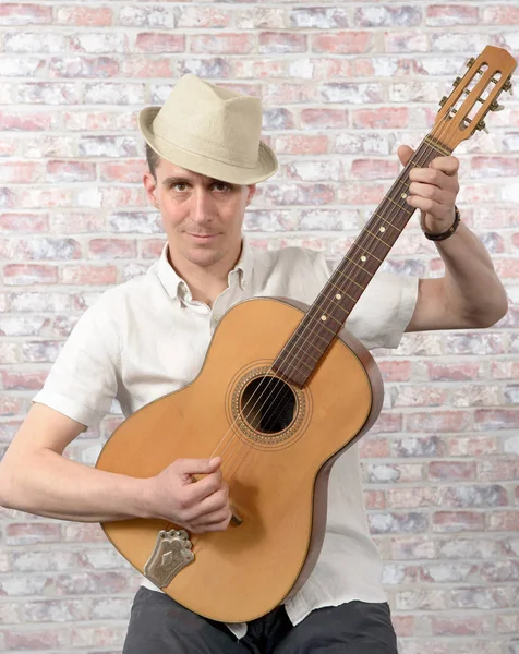 Homme avec une guitare acoustique dans ses mains — Photo