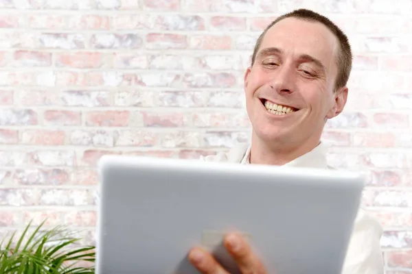 Homem bonito usando computador tablet — Fotografia de Stock