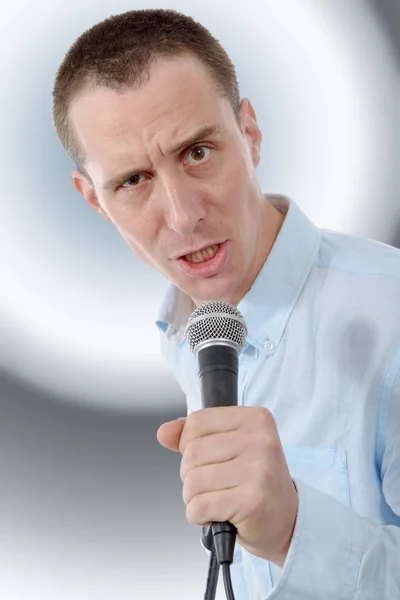 Homem bonito cantando — Fotografia de Stock