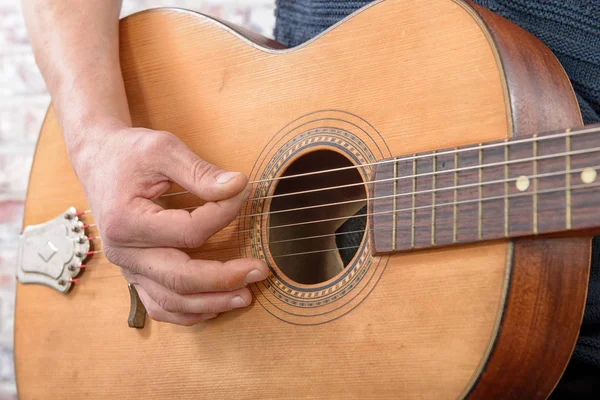 Close-up view of man's hand playing guitar — Stock Photo, Image