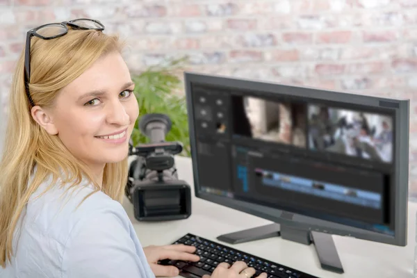 Diseñadora femenina joven utilizando gráficos tableta — Foto de Stock