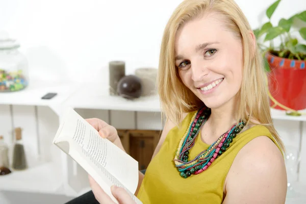 Hermosa joven rubia leyendo un libro — Foto de Stock